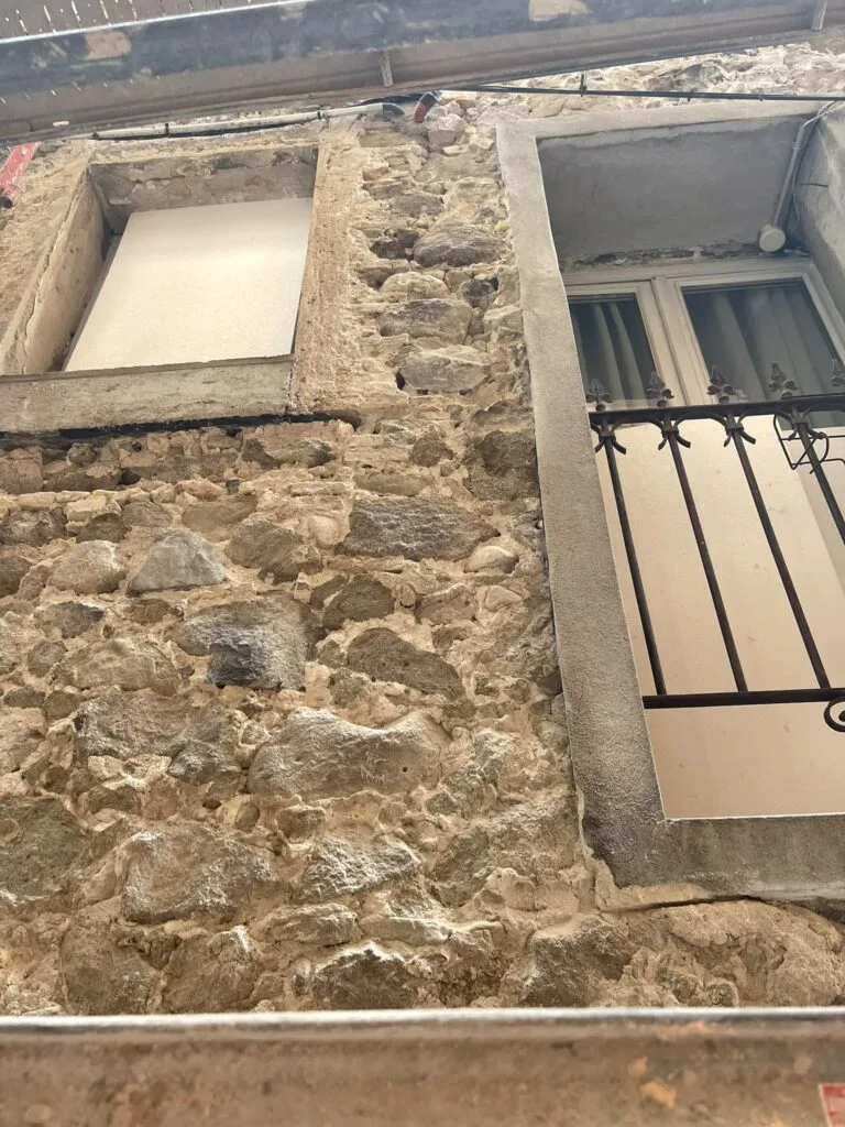 Nettoyer la pierre sans l’agresser